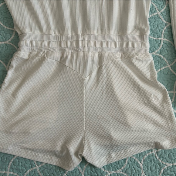 Elegant White Ribbed Bodysuit - Picture 5 of 9